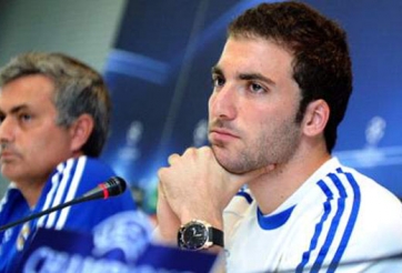 HLV Jose Mourinho lên tiếng về thông tin Chelsea mua Higuain